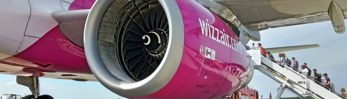 Wizzair roste, stejně tak cena jeho akcií. Kam se aktuálně dostanete z Prahy s touto společností.